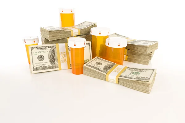 Geneeskundeflessen en stapels van honderden dollars — Stockfoto