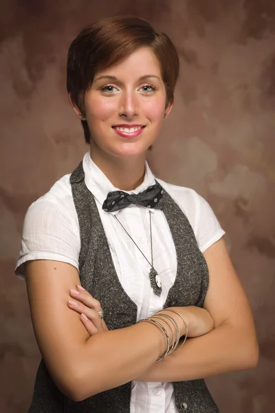 Atraktivní usmívající se červené vlasy mladých dospělých ženský portrét — Stock fotografie