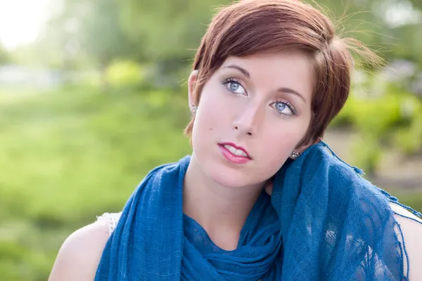 Söt blåögd unga röda haired vuxna kvinnliga utomhus porträtt — Stockfoto