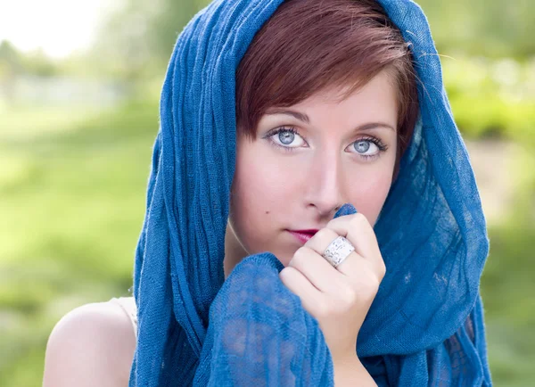 Szép kék szemű fiatal vörös hajú felnőtt női szabadtéri portré — Stock Fotó
