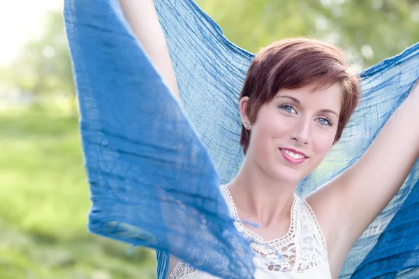 Hezké modré oči mladých červené vlasy dospělé ženské venkovní portrét — Stock fotografie