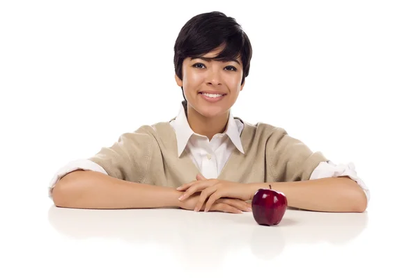Усміхаючись змішаної раси молодих дорослих жінка сидить з Apple — стокове фото