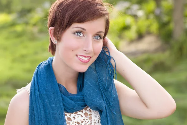 Hezké modré oči mladých červené vlasy dospělé ženské venkovní portrét — Stock fotografie