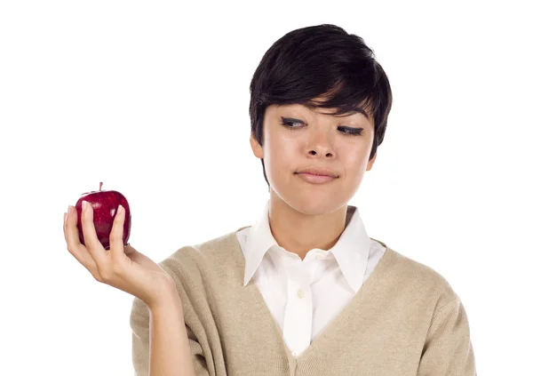 Красивая латиноамериканская молодая женщина смотрит на Apple — стоковое фото