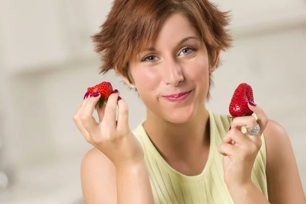 Linda mulher de cabelos vermelhos comendo morango — Fotografia de Stock
