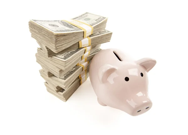 Piggy Bank rosa com pilhas de dinheiro — Fotografia de Stock