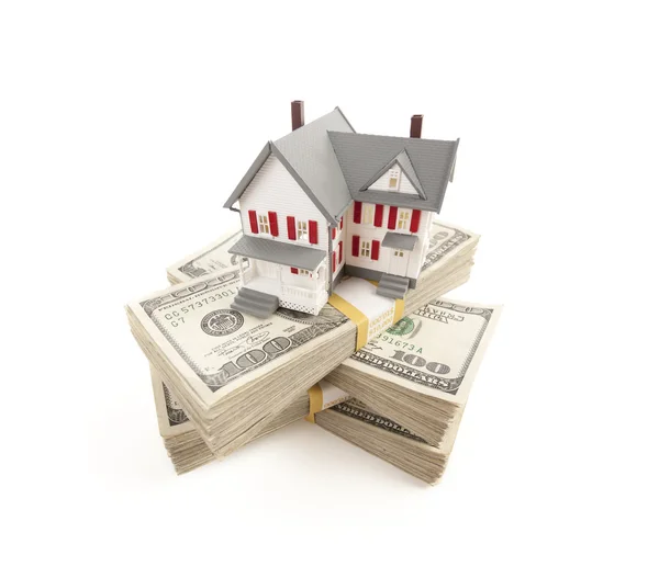 Kis ház a száz dollár számlák halom — Stock Fotó