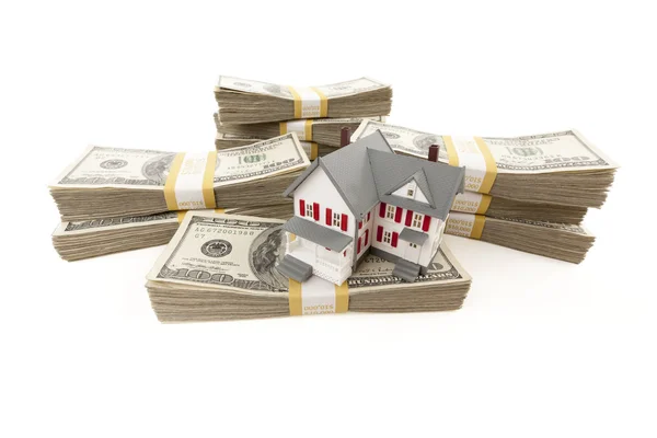 Litet hus med travar av hundra dollar räkningar — Stockfoto
