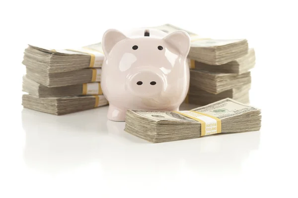 Piggy Bank rosa com pilhas de dinheiro — Fotografia de Stock