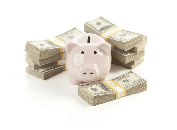 Rosa Sparschwein mit Stapeln Geld — Stockfoto