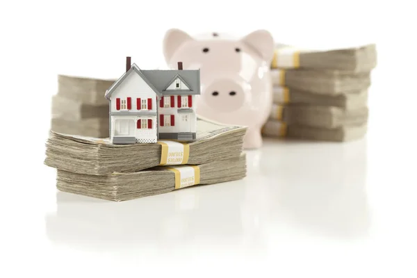 Kis ház, és a piggy bank a halom pénz — Stock Fotó