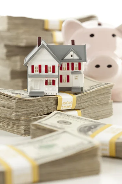 Litet hus och spargris med stackar pengar — Stockfoto