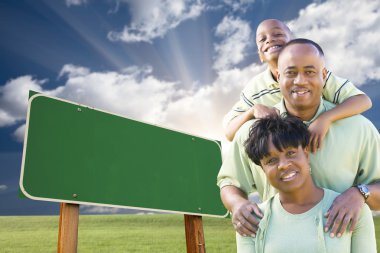 Afro-Amerikan ailesinin önünde boş yeşil yol levhası