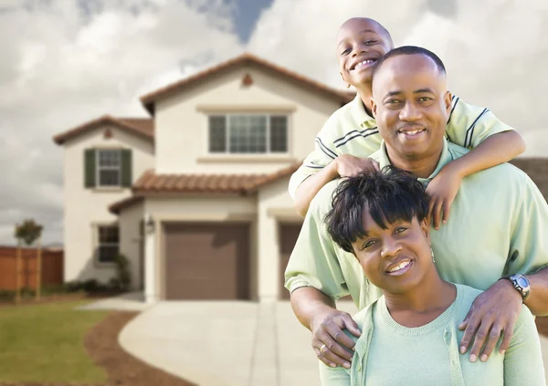 Attraente famiglia afroamericana di fronte a casa — Foto Stock