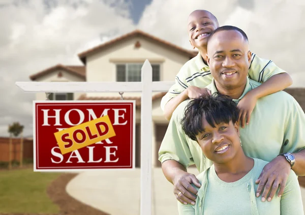 Αφρικανική αμερικανική οικογένεια, σπίτι και πωλούνται είσοδος — Φωτογραφία Αρχείου