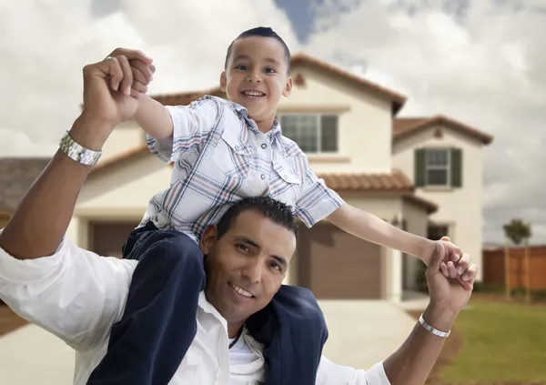 西班牙裔美国人的父亲和儿子在房子前面 — 图库照片