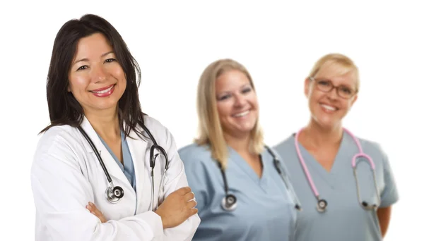 Ispanico femmina medico e colleghi dietro il suo — Foto Stock