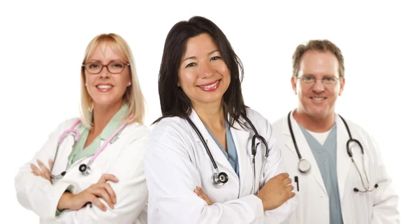 Ispanico medico femminile e colleghi — Foto Stock