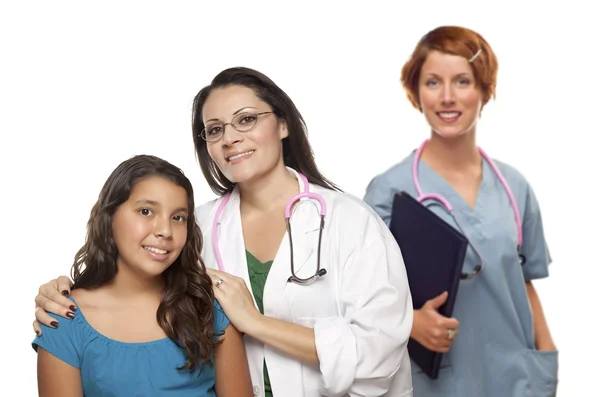 Hispanic vrouwelijke arts met kind patiënt en collega — Stockfoto