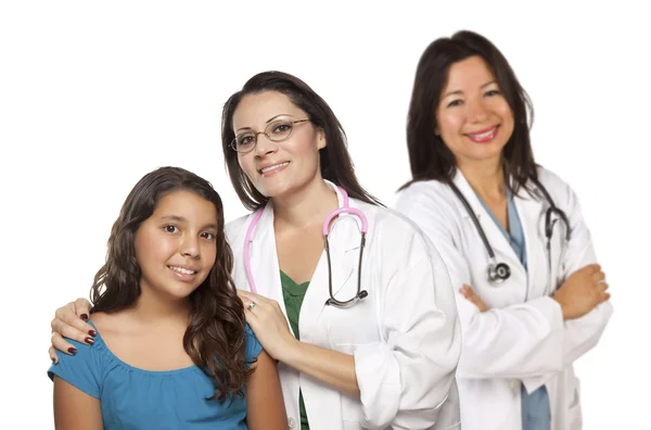 西班牙裔女性医生与儿童患者和同事背后 — 图库照片
