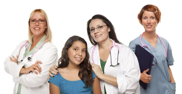 西班牙裔女性医生与儿童患者和同事背后 — 图库照片