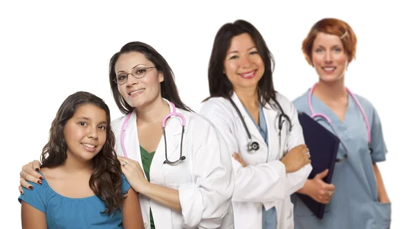 Hispanic vrouwelijke arts met kind patiënt en collega's achter — Stockfoto