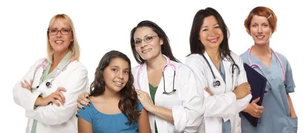 Hispanic vrouwelijke arts met kind patiënt en collega 's — Stockfoto