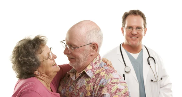 Seniorenpaar mit Arzt oder Krankenschwester im Rücken — Stockfoto