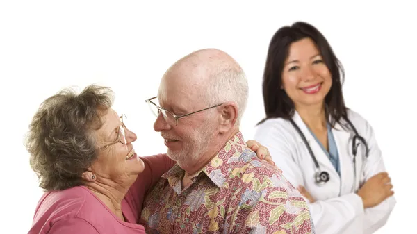 Coppia anziana con medico o infermiere dietro — Foto Stock