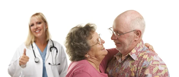 Seniorpar med læge eller sygeplejerske bag - Stock-foto