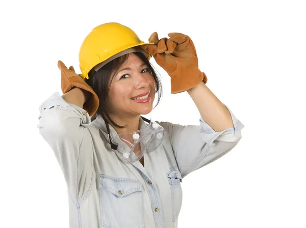 Mulher hispânica atraente com chapéu duro, óculos e luvas de trabalho — Fotografia de Stock