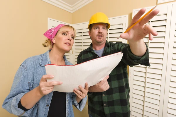 Contractor in Hard Hat Discussing Plans with Woman — Stock Photo, Image