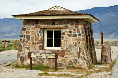 Manzanar nöbetçi erinin karşı tarafta