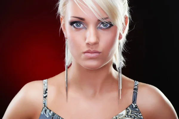 Nahaufnahme Porträt einer eleganten blonden Schönheit — Stockfoto