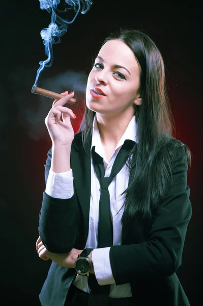 Hermosa mujer joven elegante con cigarro — Foto de Stock