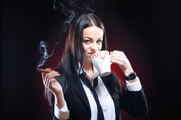 Mulher bonita e elegante com charuto e xícara de café — Fotografia de Stock