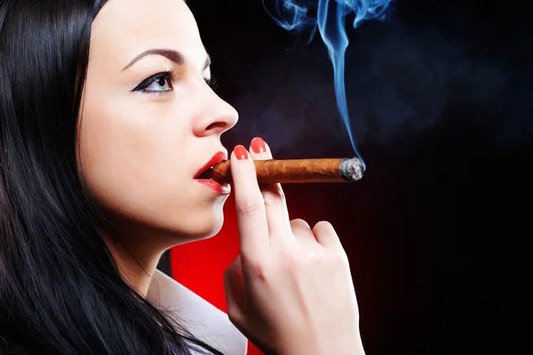 Vackra eleganta ung kvinna med cigarr — Stockfoto