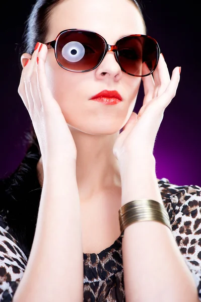 Schöne elegante junge Frau mit Sonnenbrille — Stockfoto