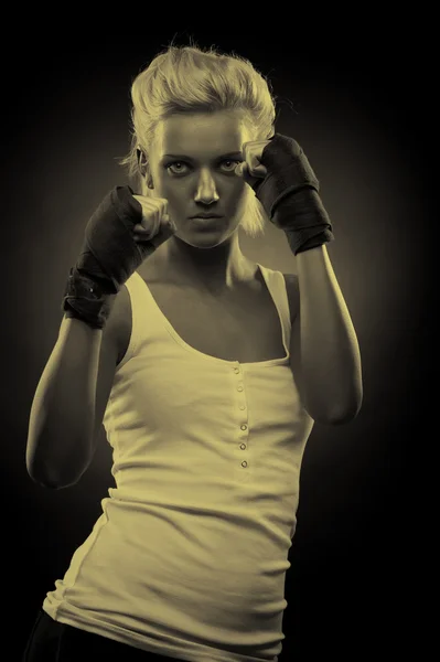 Menina lutador loira atraente — Fotografia de Stock