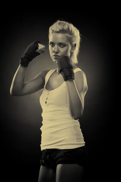 Aantrekkelijke blonde vechter meisje — Stockfoto