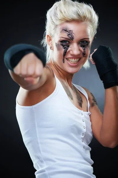 Attraktiva blonde fighter flicka — Stockfoto