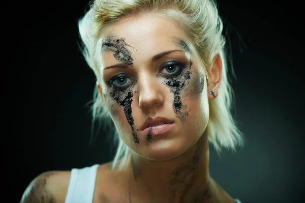 Deprimerad tjej med smuts på hennes ansikte, närbild — Stockfoto