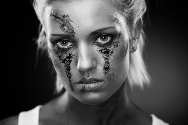 Depressives Mädchen mit Schmutz im Gesicht, Nahaufnahme — Stockfoto