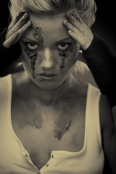 Menina deprimida com sujeira no rosto, close-up — Fotografia de Stock