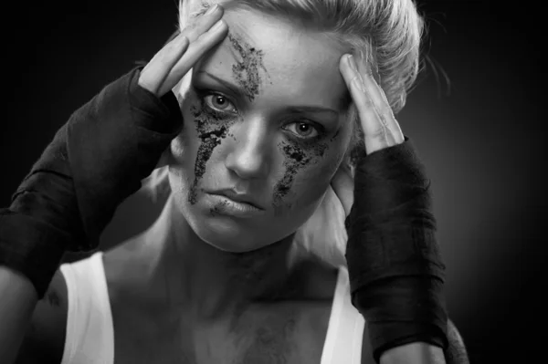 Menina deprimida com sujeira no rosto, close-up — Fotografia de Stock
