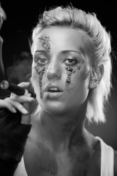 Attractive blonde smoker girl — Stock Photo, Image