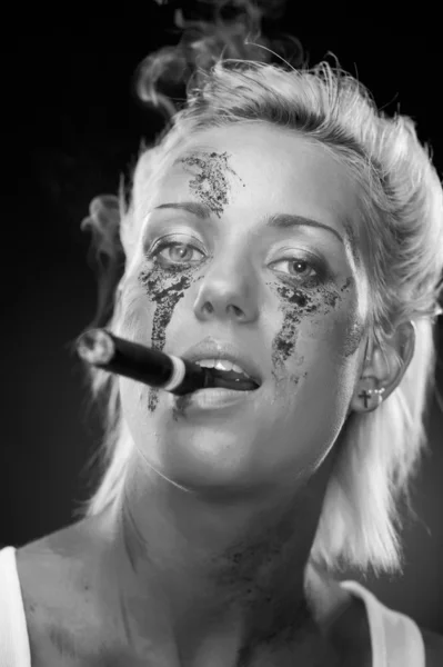 Ελκυστική ξανθιά καπνιστής κορίτσι — Φωτογραφία Αρχείου