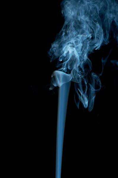 Fumée bleue abstraite sur noir — Photo