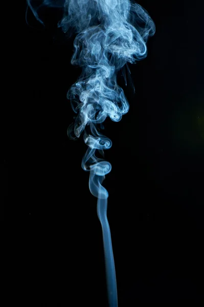 Astratto fumo bluastro su nero — Foto Stock