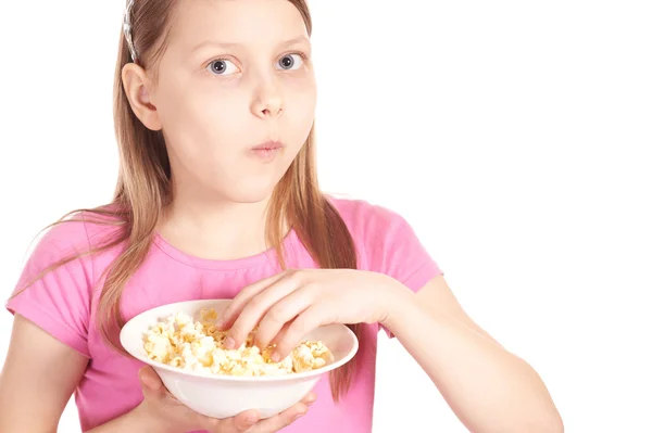 Retrato de una niña con palomitas de maíz sobre blanco —  Fotos de Stock